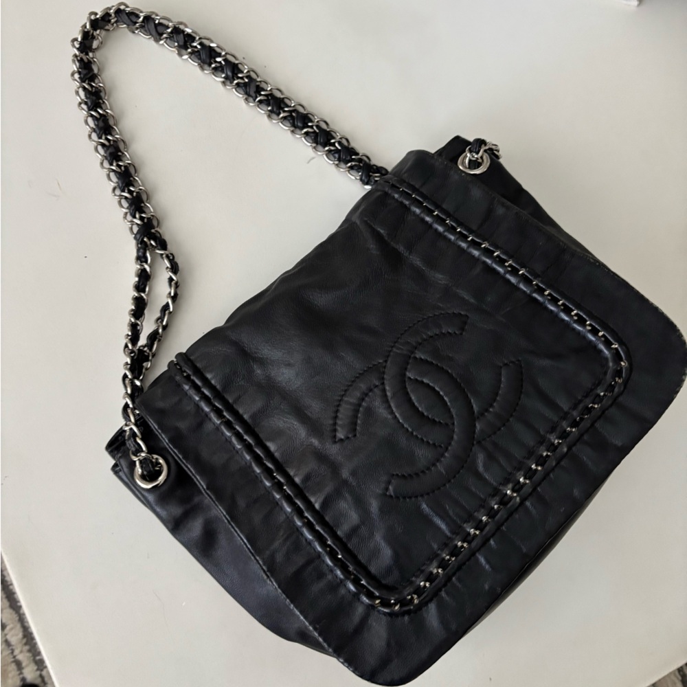 Vintage Black Quilted Shoulder Bag with Chain Trim - Picture 4 of 10